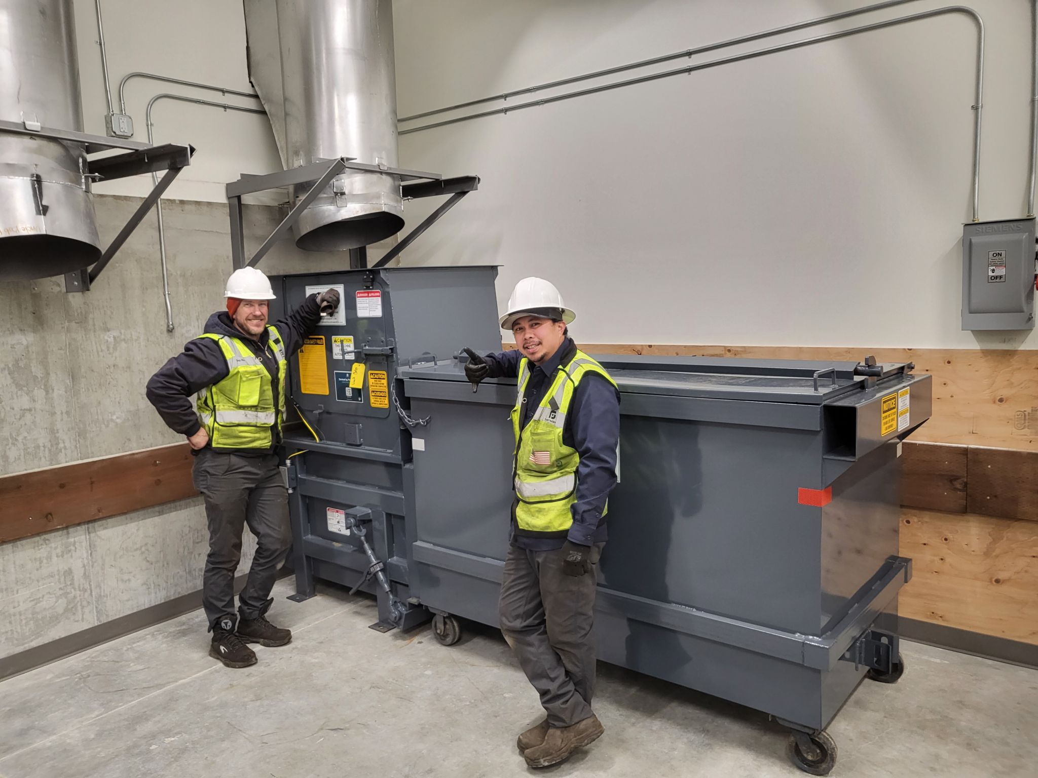 The Apartment Compactor (or High Rise Compactor) in this picture is manufactured by Bakers Waste Equipment and installed by Bakers Waste Equipment Compactor Solutions. It comes with a 3 yard (3 YD) receiver container. Bakers Waste Equipment Compactor Solutions provides apartment compactors from several compactor manufacturing companies including Bakers Waste Equipment (Pinnacle), Marathon (Mini-Mac), PTR, Cram-A-lot, Harmony, and Bace.